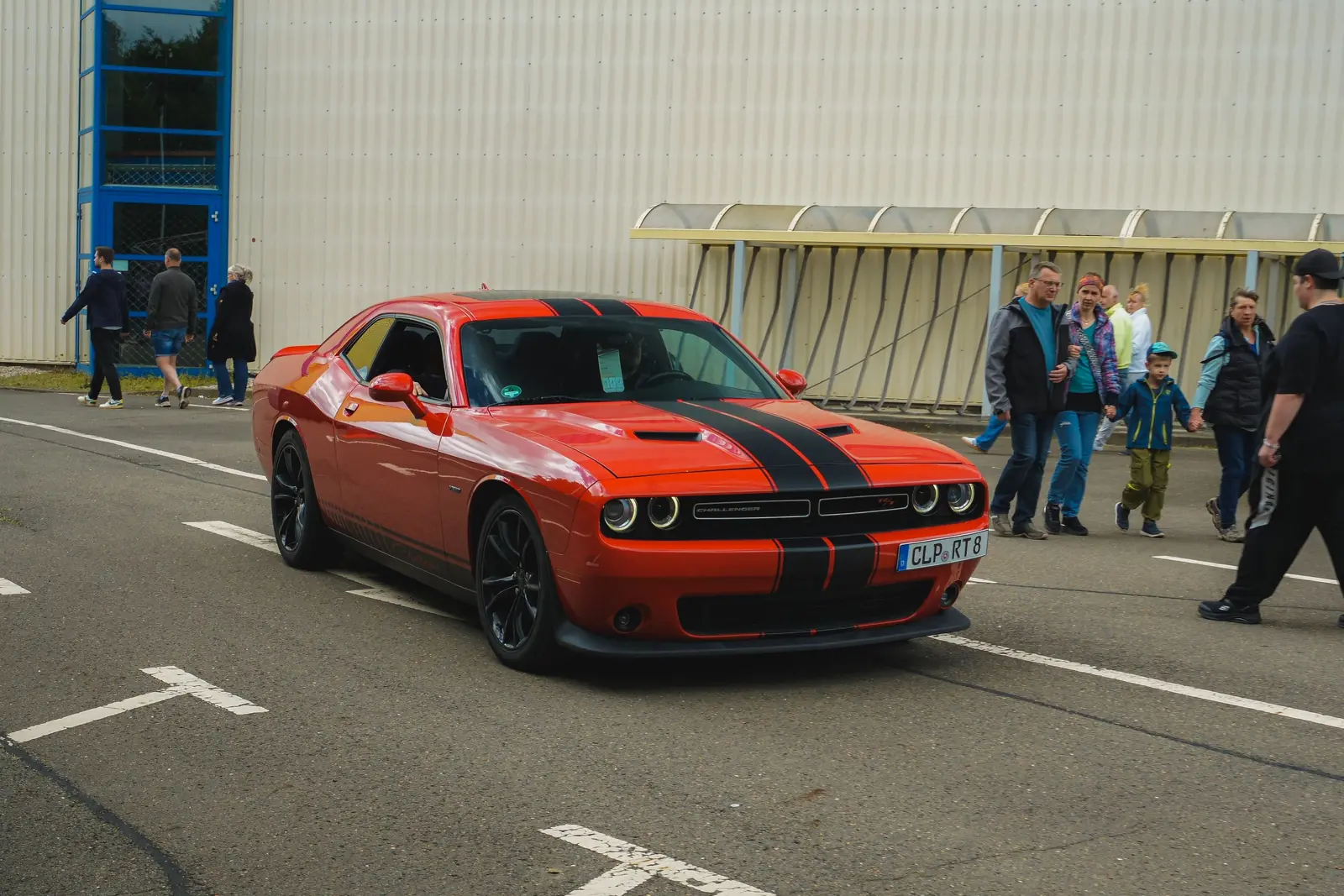 Roter Dodge Challenger mit schwarzen Streifen