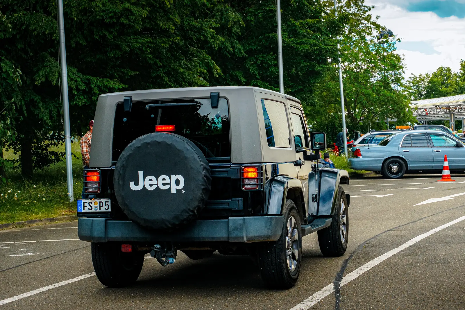 Schwarzer Jeep Wrangler von hinten mit Reserverad