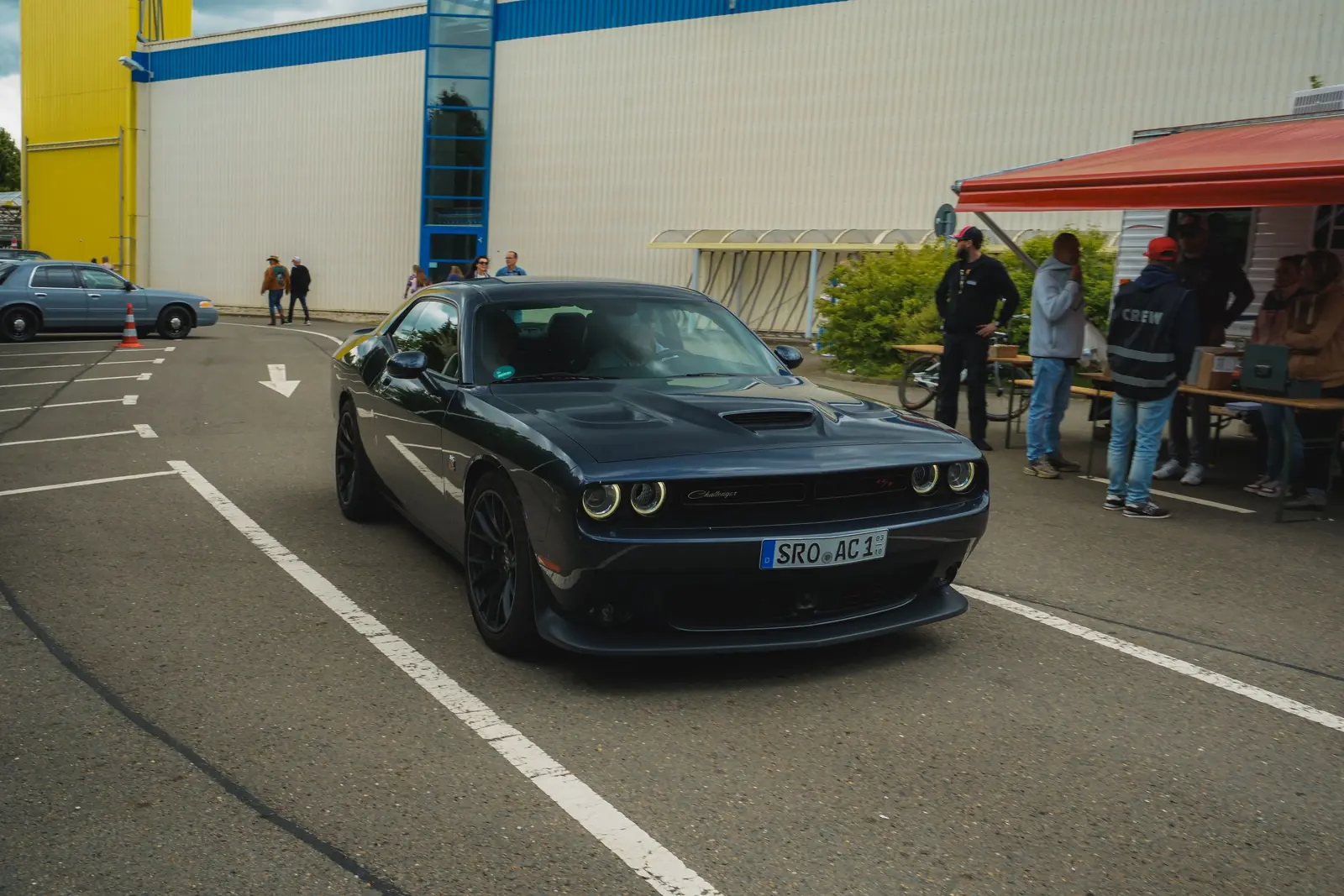 Schwarzer Dodge Challenger auf dem Platz