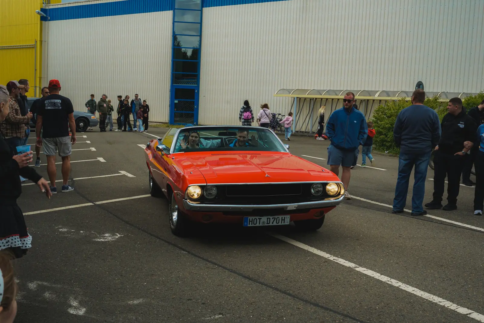 Oranger Dodge Challenger aus den Siebzigern rollt auf den Platz