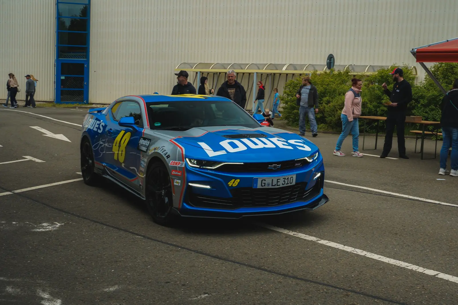 Blauer Camaro im Rennwagen-Design mit der Nummer 48