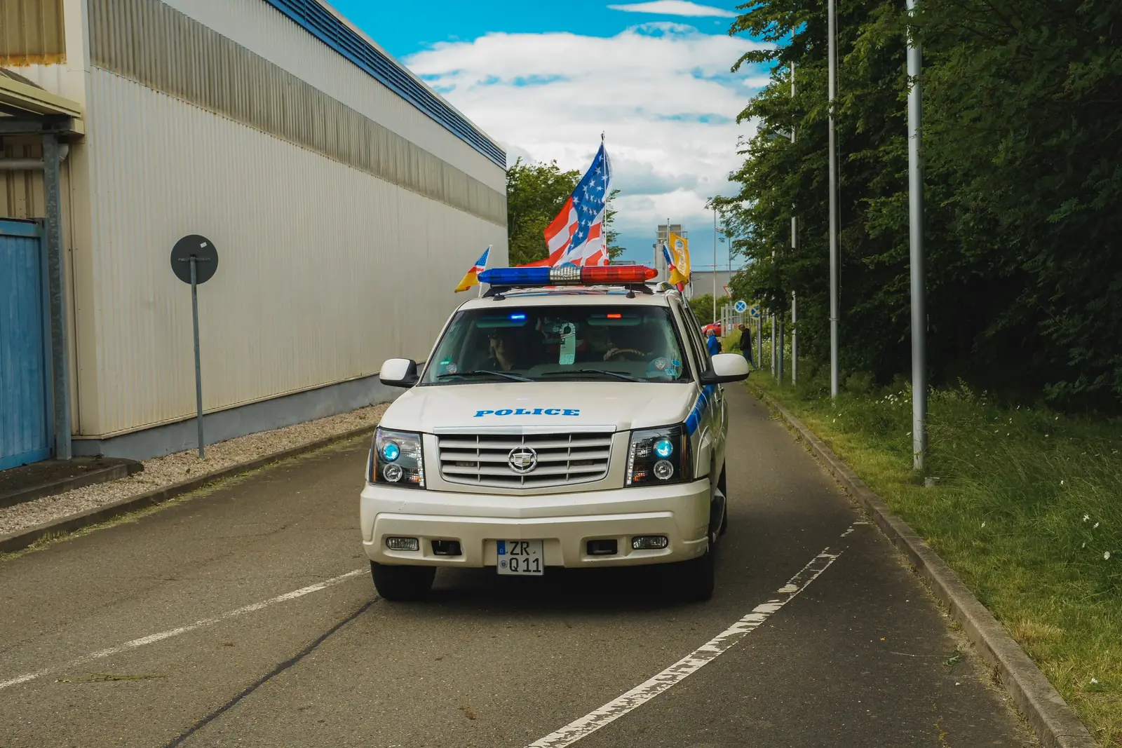 Polizei-Geländewagen mit US-Flagge in der Zufahrt