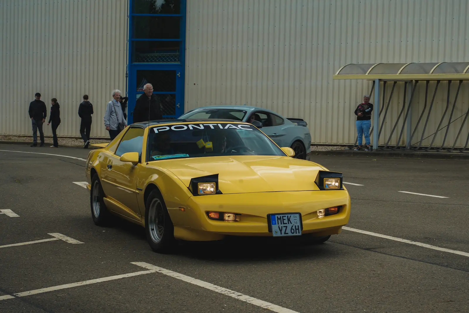 Gelber Pontiac Firebird mit Klappscheinwerfern