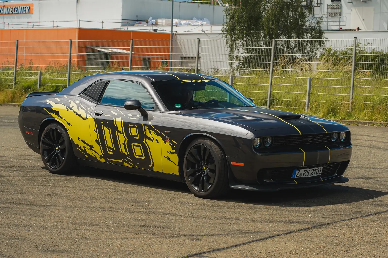 Schwarz-gelber Dodge Challenger mit großer 08 auf der Seite