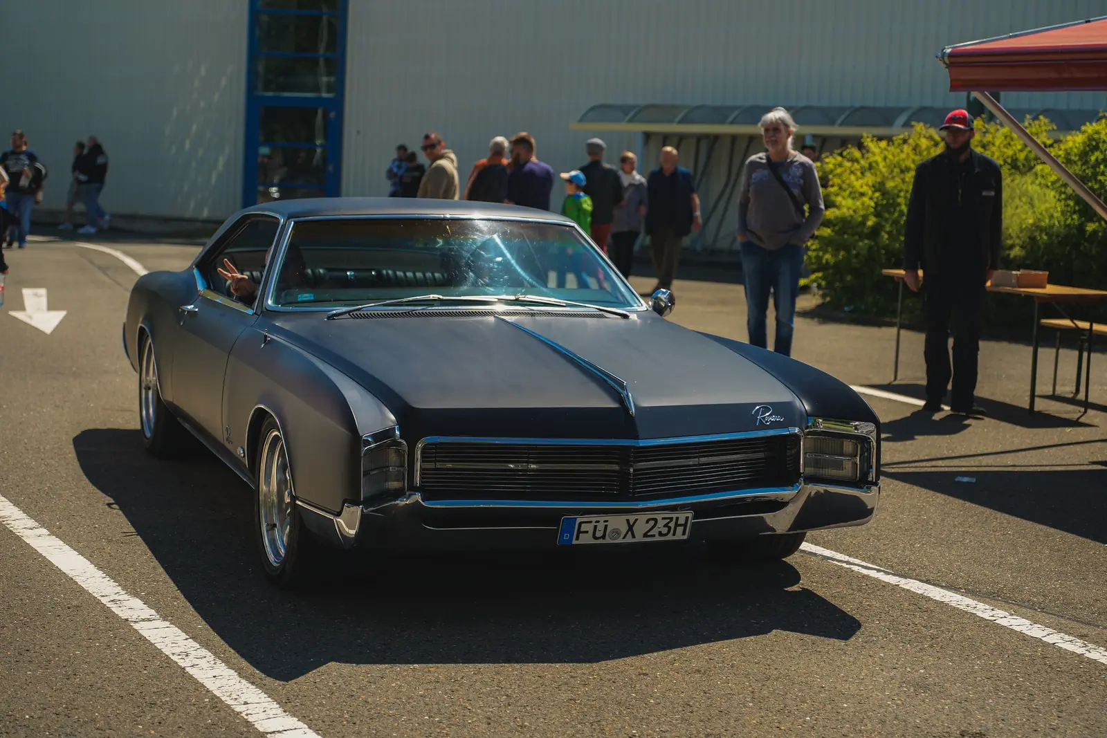 Dunkler Buick Riviera in der Sonne