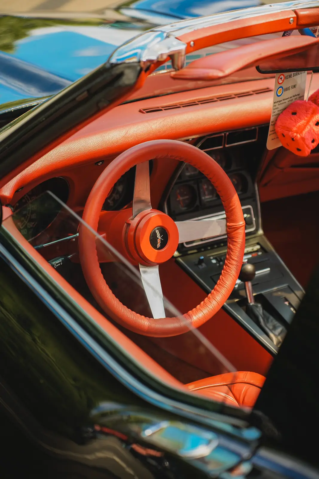 Rotes Lenkrad und Plüschwürfel in einem Oldtimer