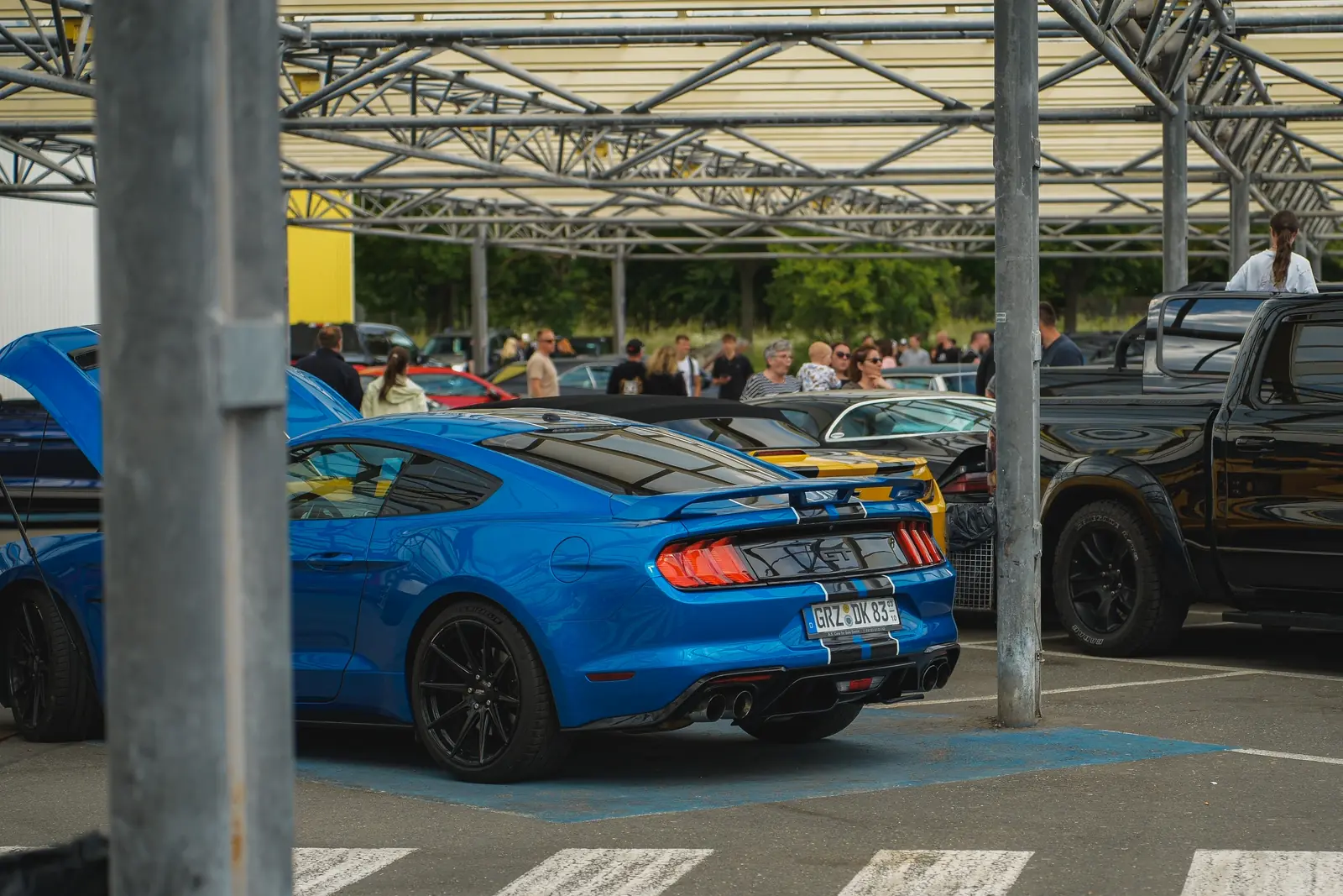 Blauer Mustang GT unter dem Glasdach