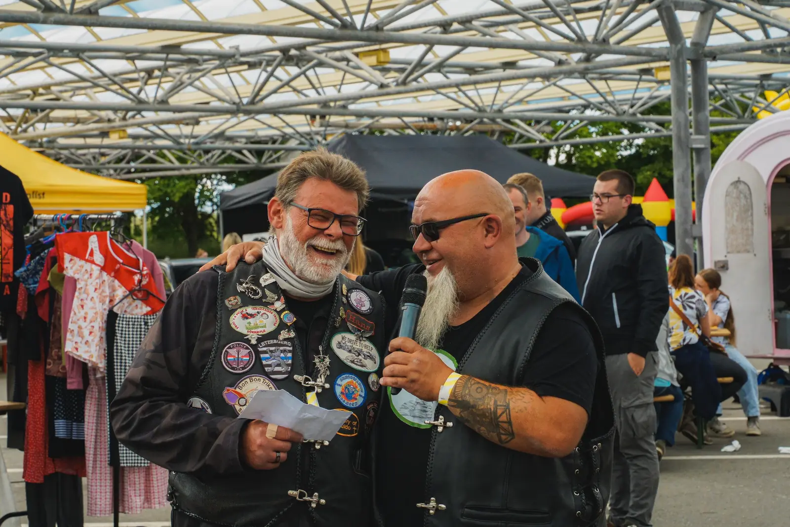 Zwei Biker mit Mikrofon lachen