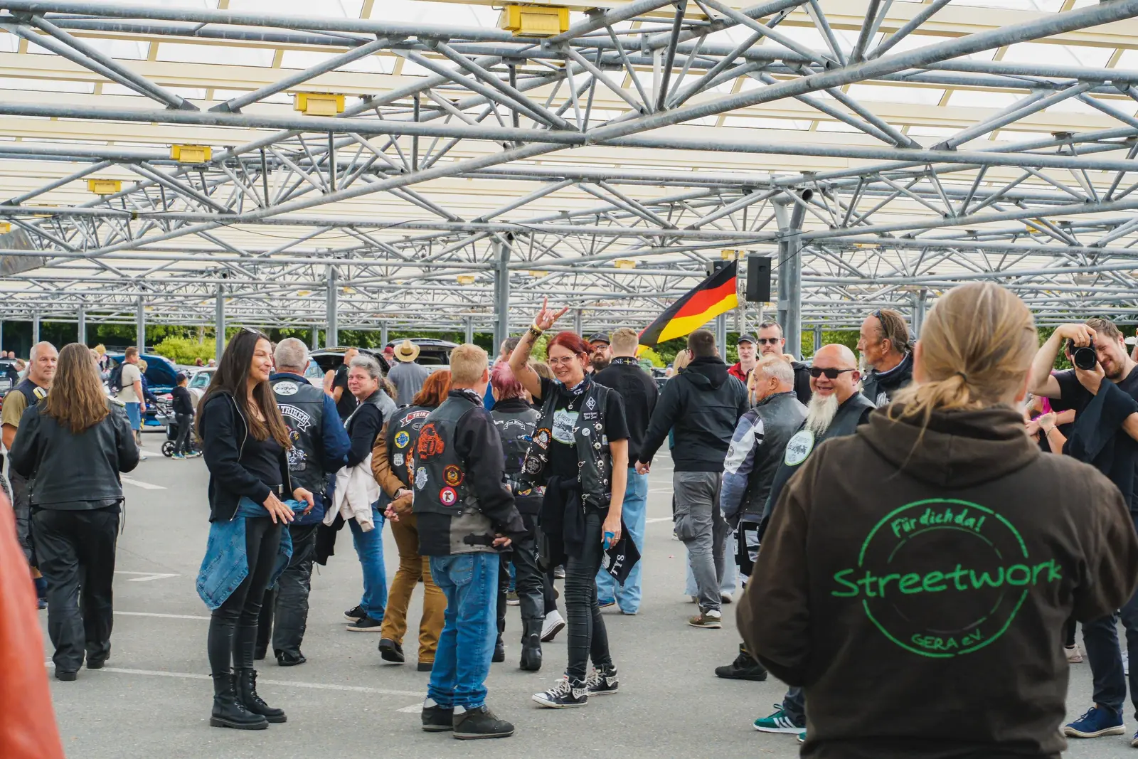 Publikum unter dem Glasdach, vorn ein Pullover von Streetwork Gera