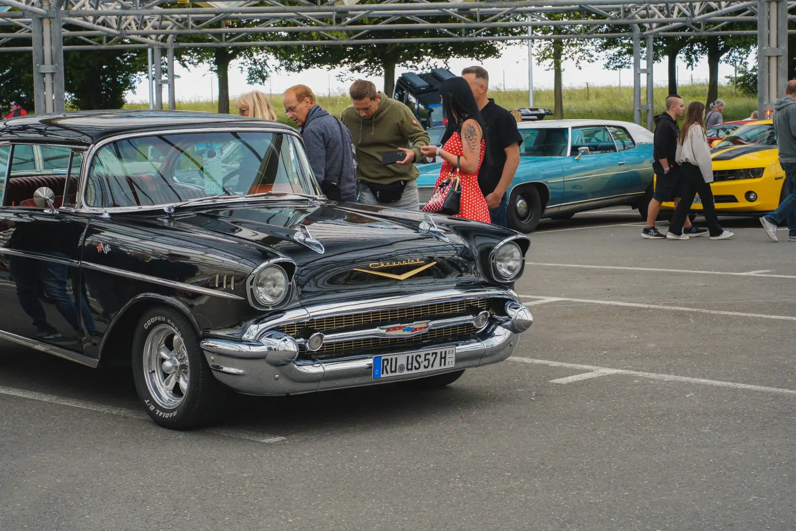 Schwarzer Chevrolet Bel Air zwischen Besuchern