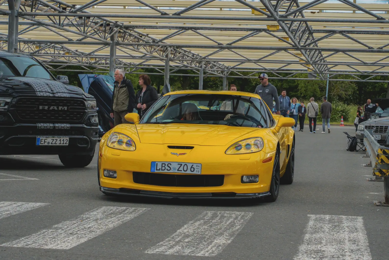 Gelbe Corvette rollt über den Zebrastreifen