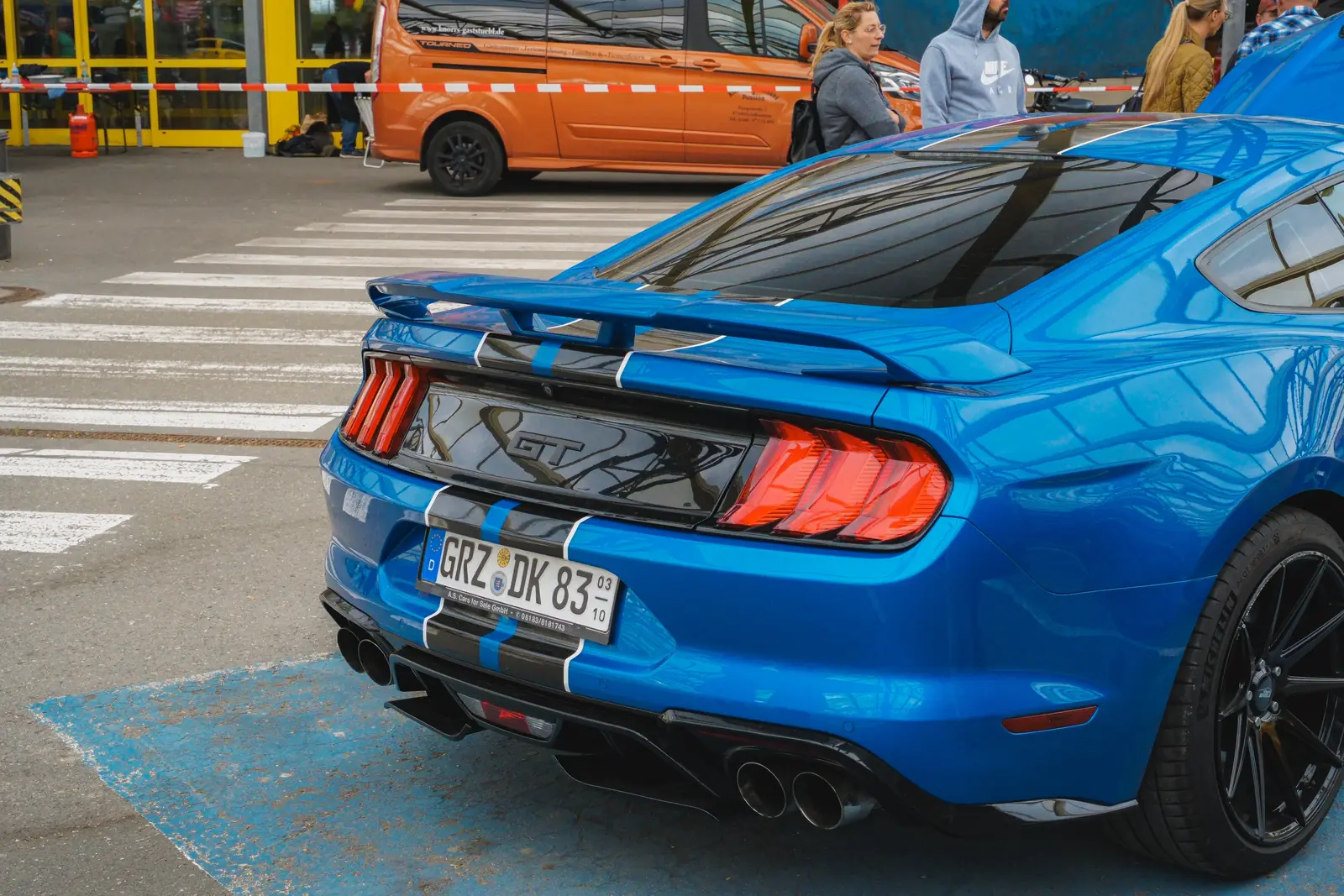 Heck eines blauen Mustang GT mit schwarzen Streifen