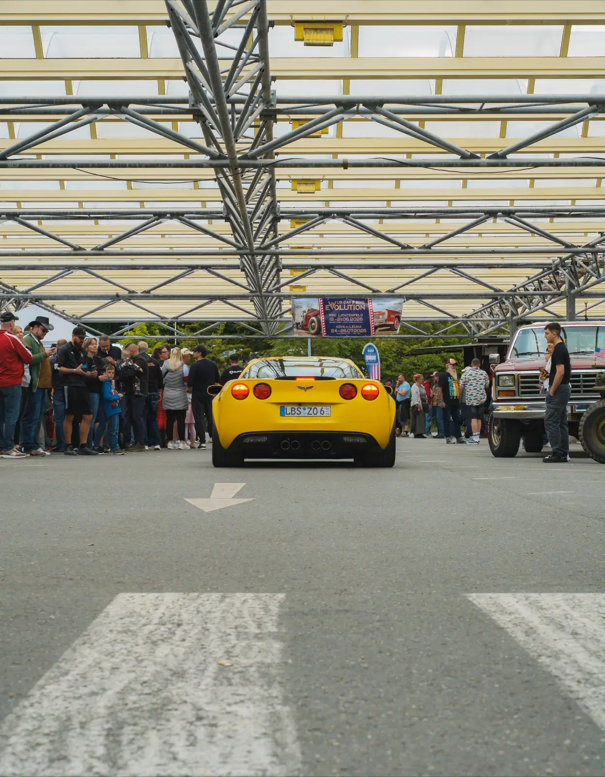 Gelbe Corvette fährt durch die Besuchergasse