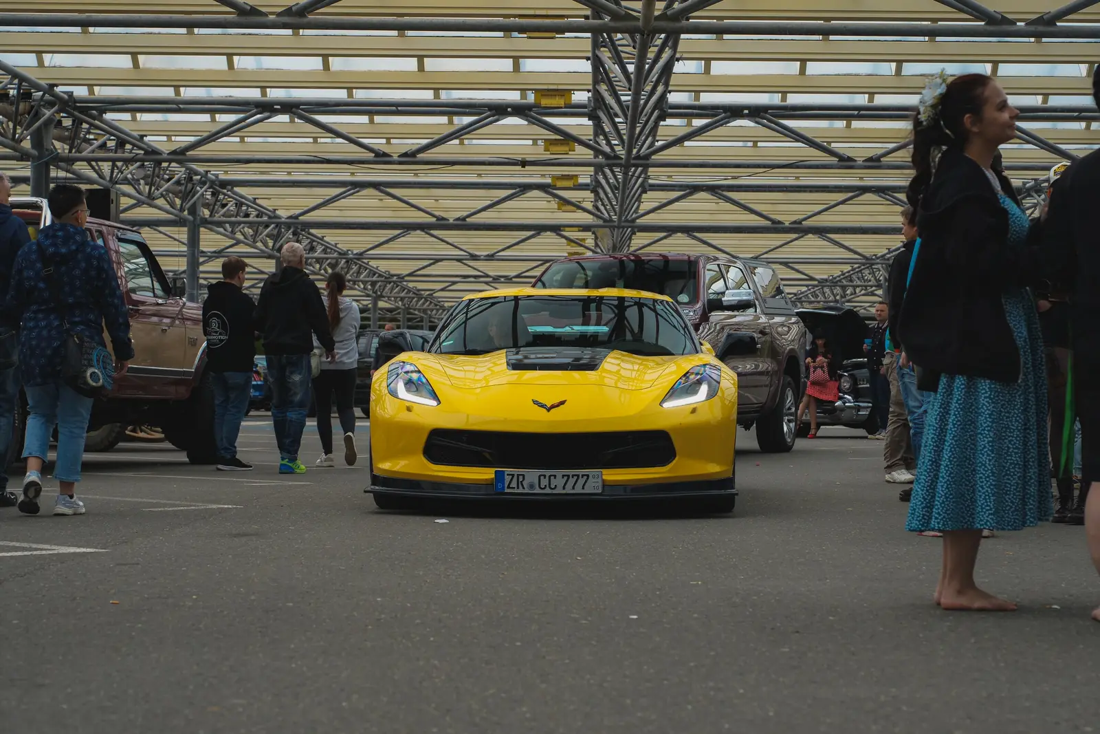 Gelbe Corvette von vorn unter dem Glasdach