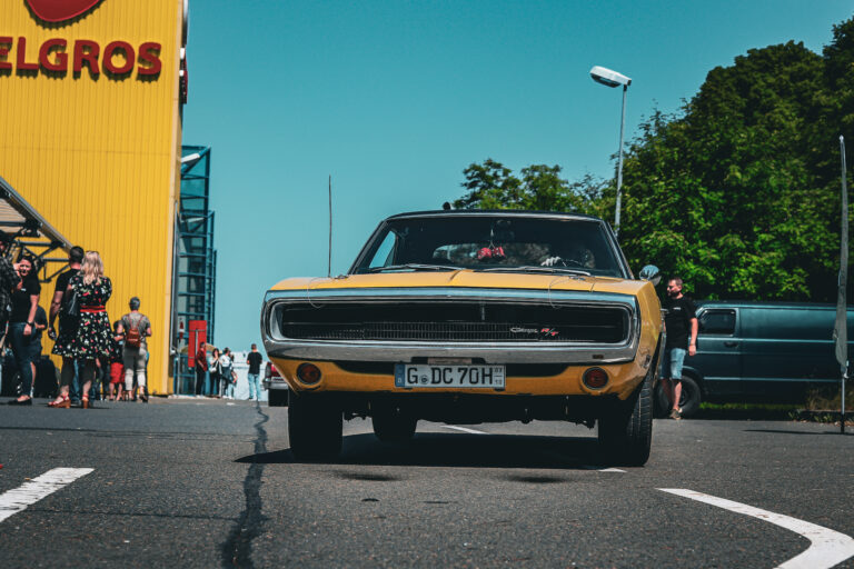 Gelber Dodge Charger fährt ein