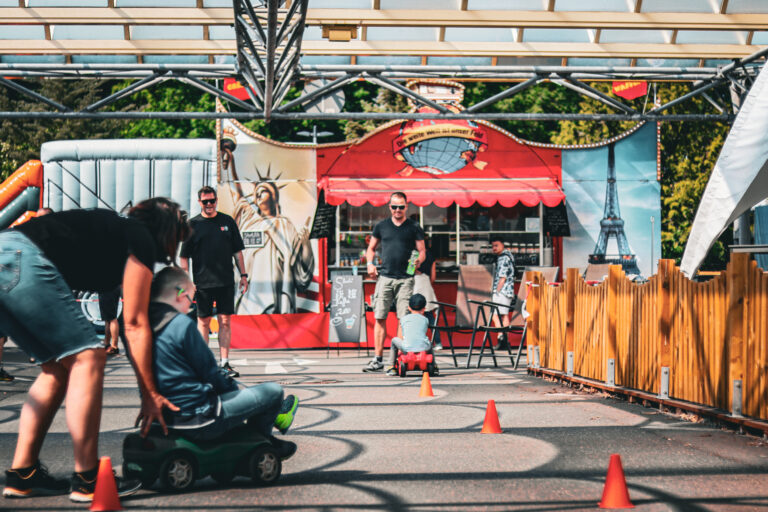 Kind fährt ein Mini-Auto durch den Parcours