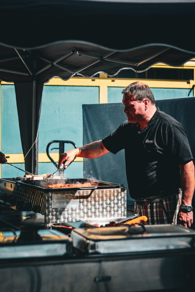 Grillmeister unter dem Pavillon