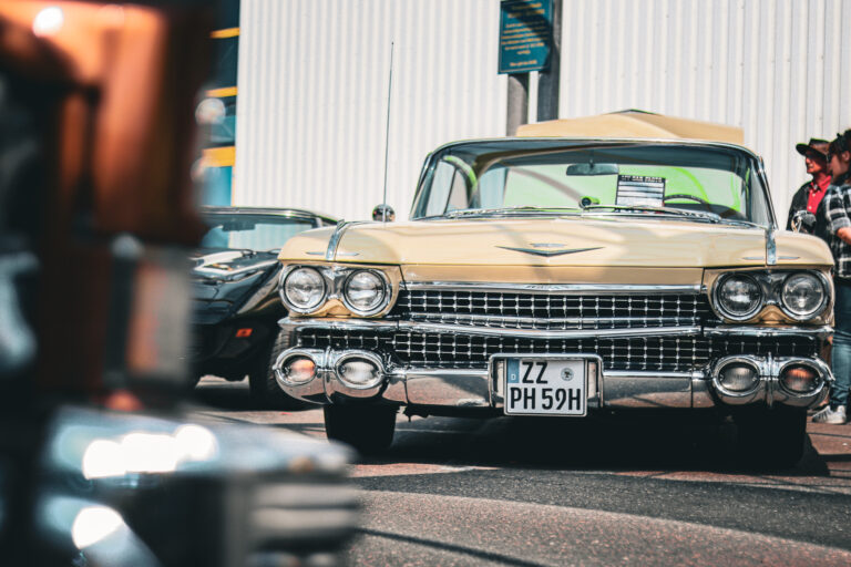 Cremefarbener Cadillac von vorn mit Chromgrill