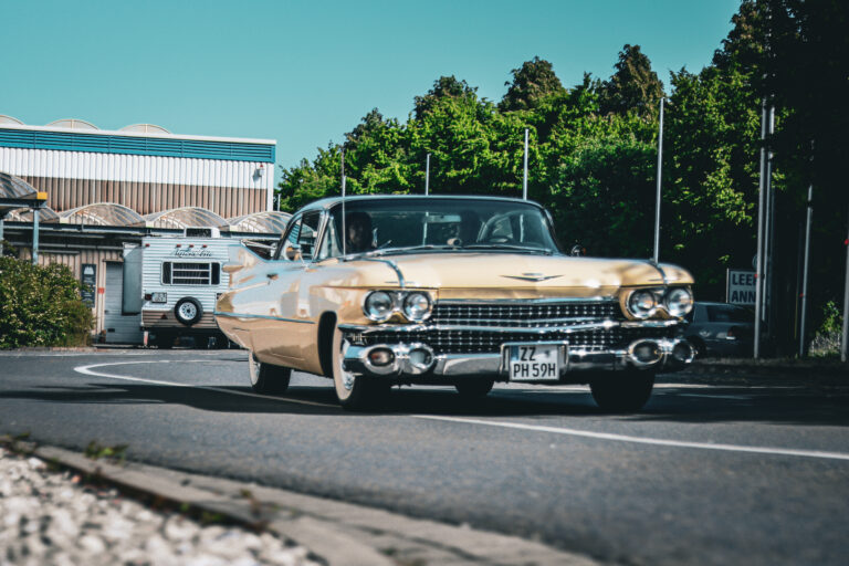 Cremefarbener Cadillac mit Heckflossen in der Sonne