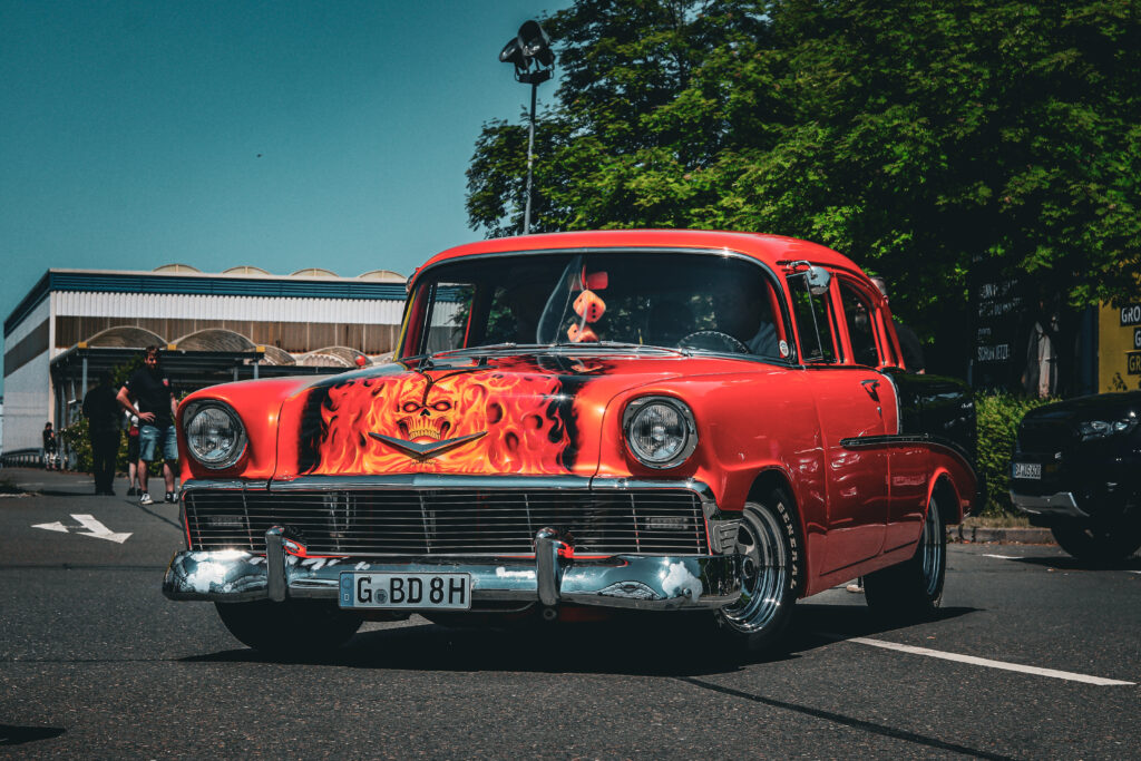 Roter Chevrolet aus den Fünfzigern mit Flammen-Lackierung, Treffen 2023