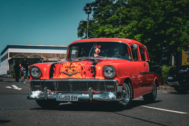 Roter Chevrolet aus den Fünfzigern mit Flammen-Lackierung