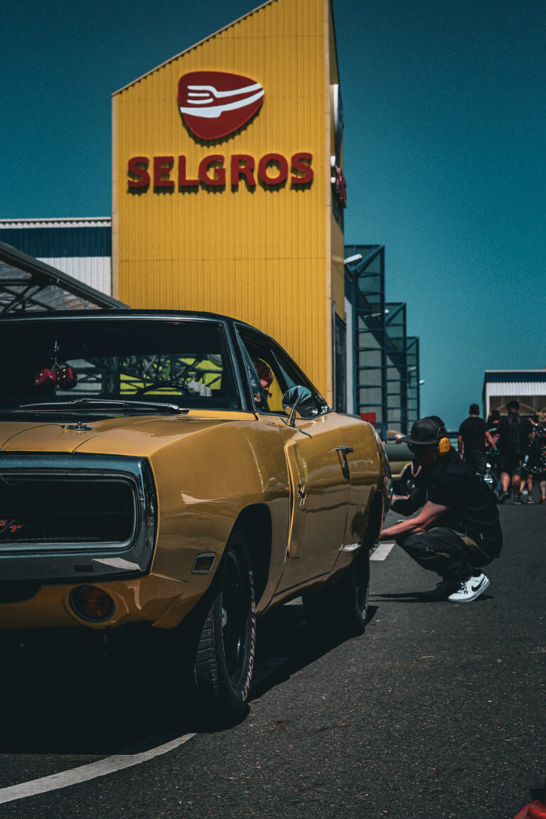 Gelber Muscle Car am Platzrand