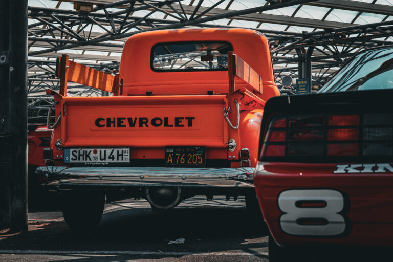 Oranger Chevrolet-Pick-up von hinten