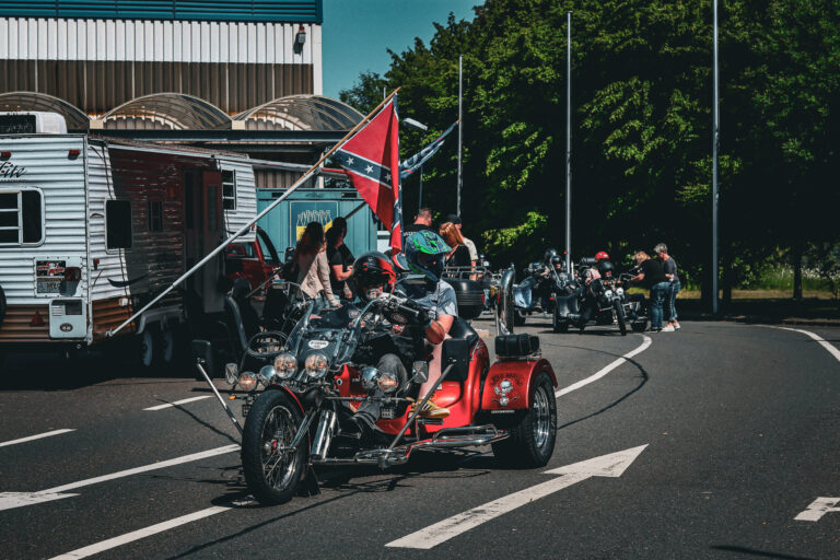 Trike mit Fahnen rollt über den Platz