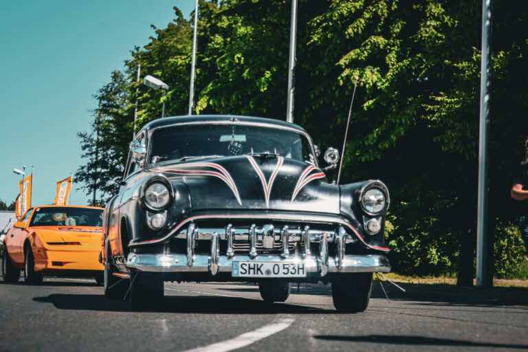 Schwarzer Buick aus den Fünfzigern mit Chromgrill