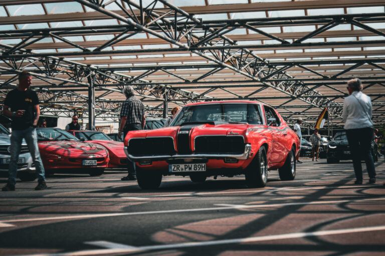 Roter Mercury Cougar unter dem Hallendach