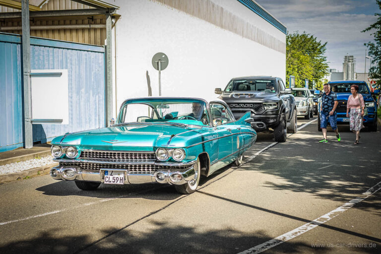 Türkiser Cadillac mit Heckflossen am Platzrand