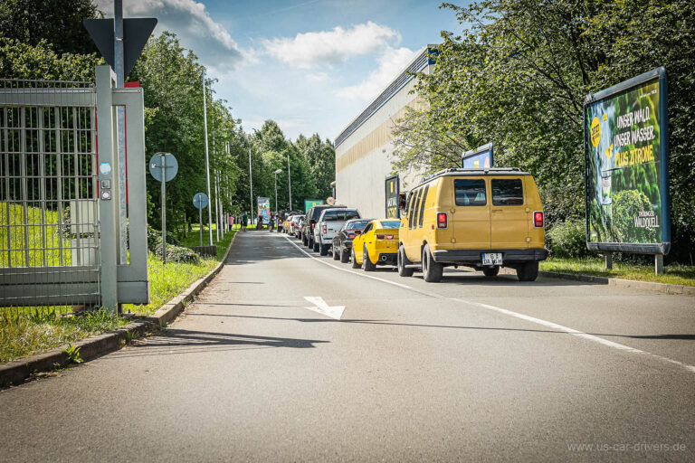 Gelber Van fährt auf den Platz