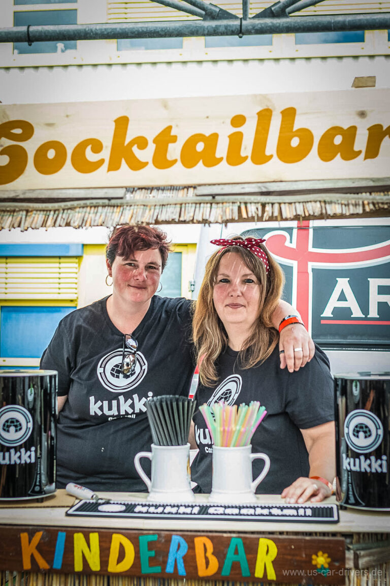 Zwei Frauen hinter der Cocktail- und Kinderbar