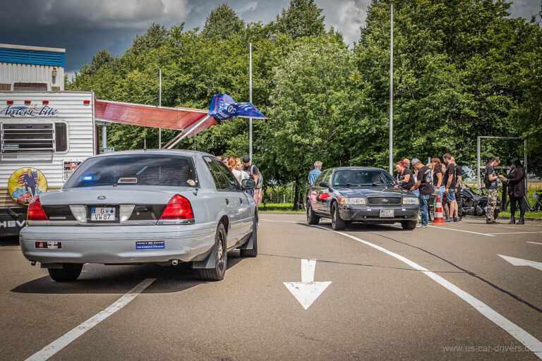 Weißer Ford Crown Victoria auf dem Platz