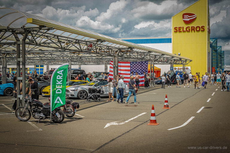 Motorräder und Fahrzeuge unter dem Hallendach
