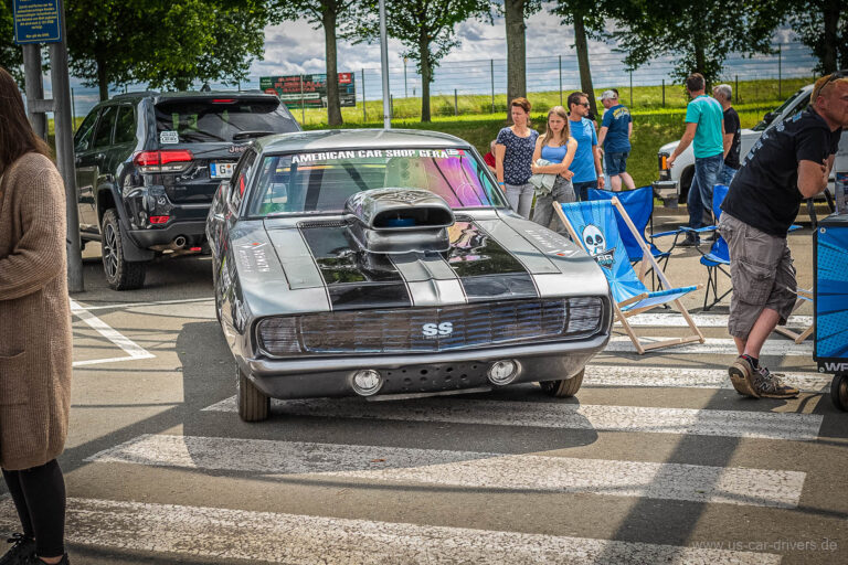 Silberner Camaro mit schwarzen Streifen und Lufthutze