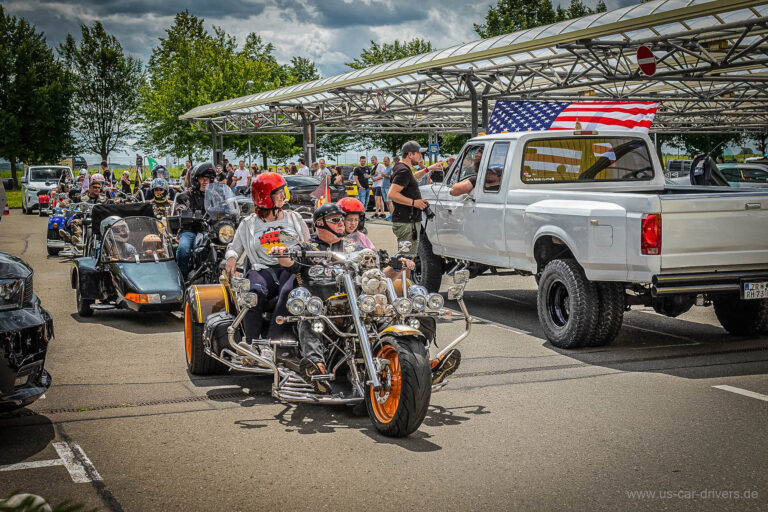 Trike-Fahrer rollen über den Platz
