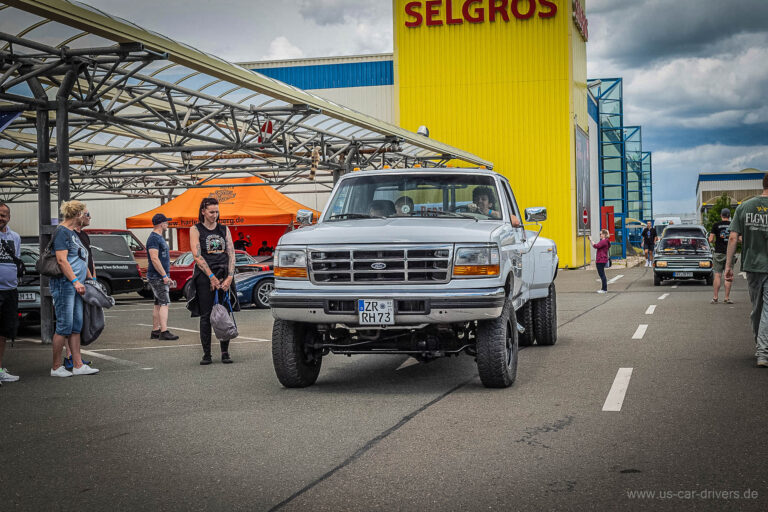 Weißer Ford-Pick-up mit Höherlegung