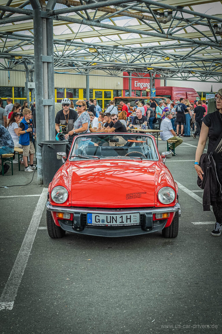 Kleines rotes Cabrio unter dem Hallendach