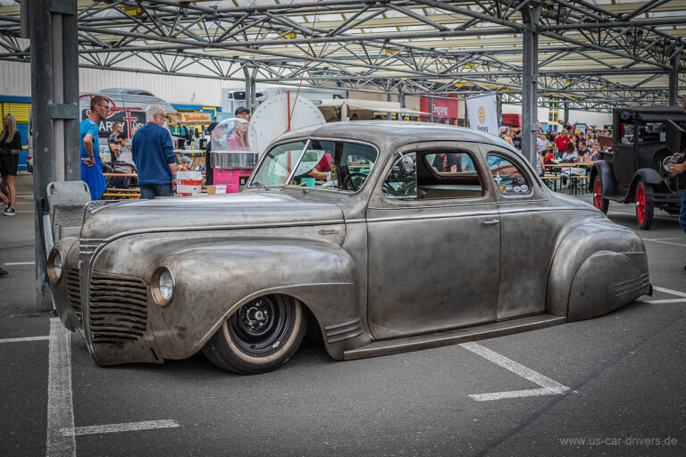 Tiefergelegter grauer Hot Rod aus den Vierzigern