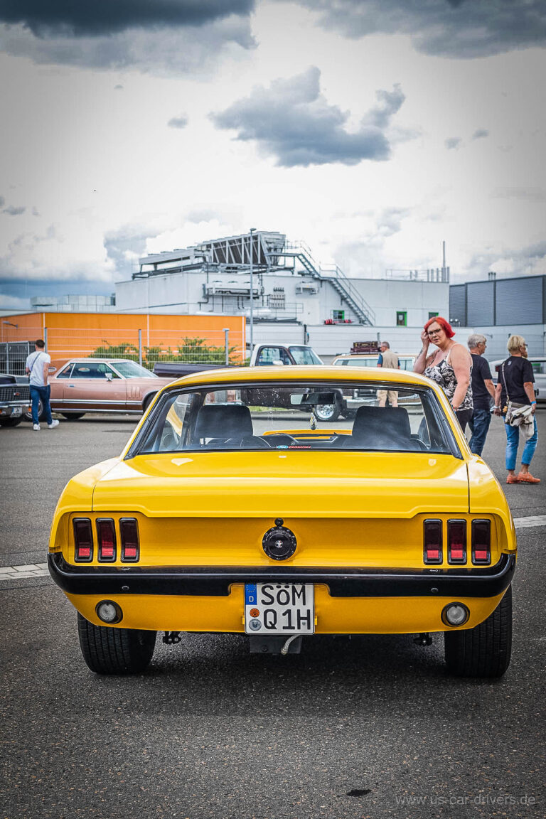 Gelber Mustang von hinten