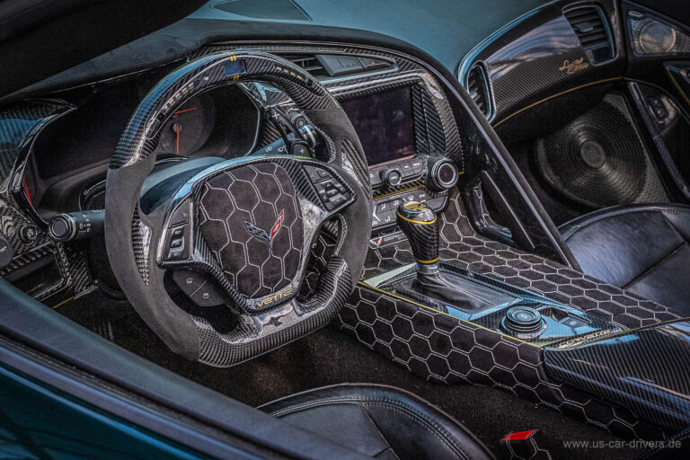 Cockpit einer Corvette mit Carbon-Lenkrad