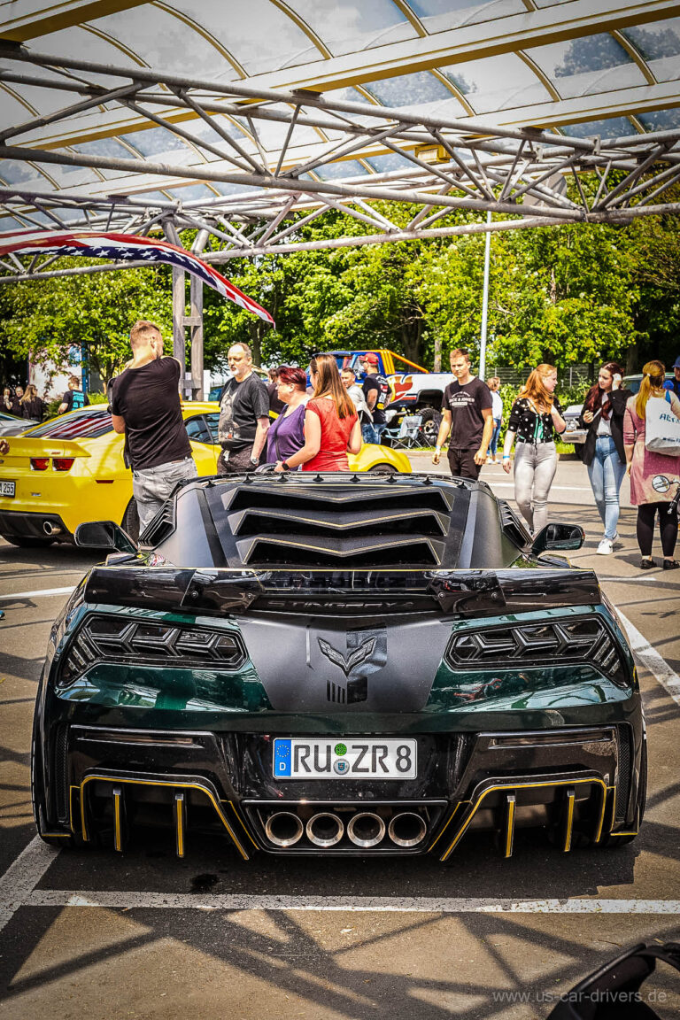 Heck einer Corvette mit geöffneter Haube
