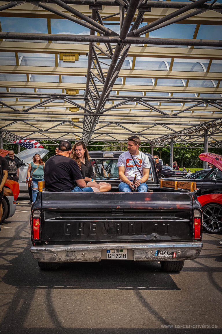 Schwarzer Pick-up von hinten unter dem Hallendach