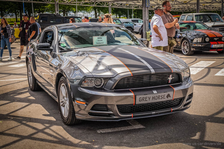 Grauer Mustang mit Rennstreifen