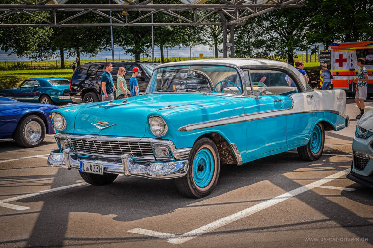 Türkis-weißer Chevrolet Bel Air aus den Fünfzigern