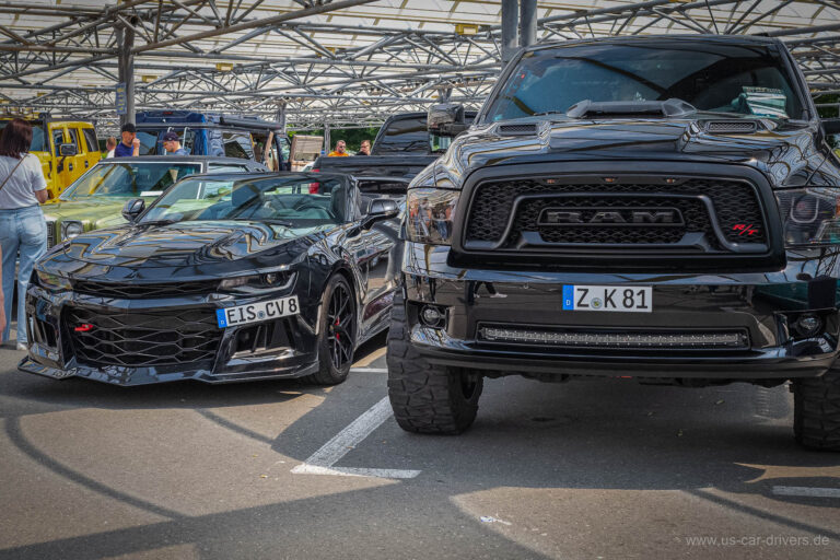 Schwarzer Camaro und schwarzer Dodge RAM
