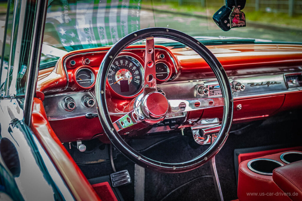 Rotes Armaturenbrett und Lenkrad eines Oldtimers, Treffen 2024