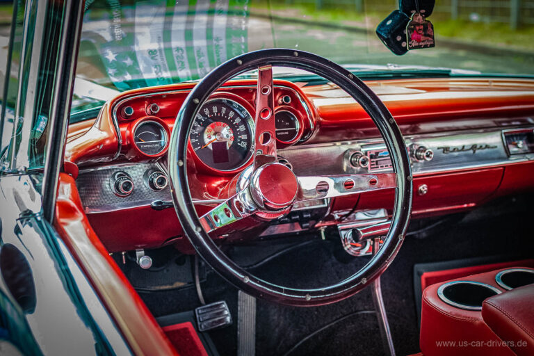Rotes Armaturenbrett und Lenkrad eines Oldtimers