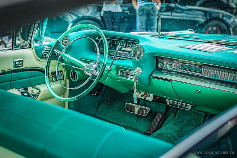 Türkises Interieur eines Cadillac-Cabrios